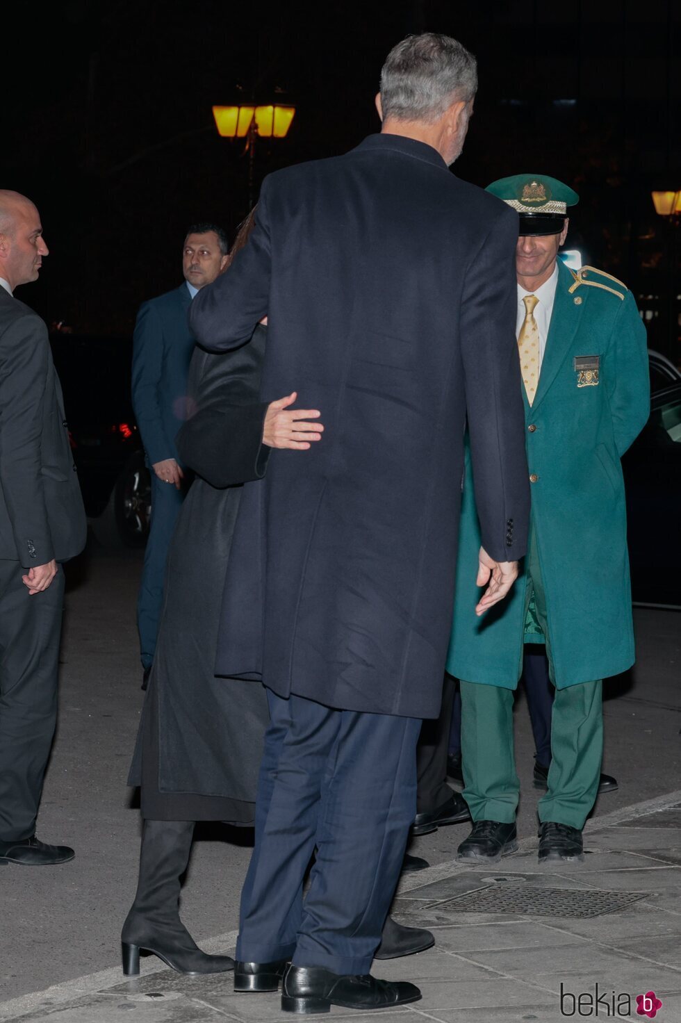 Los Reyes Felipe y Letizia, muy cariñosos en su viaje a Atenas para el funeral de Constantino de Grecia