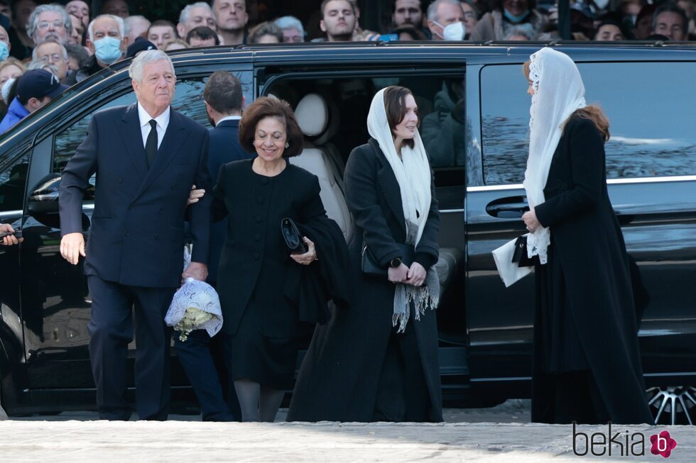 Alexander y Katherine de Serbia y Noor de Jordania y Raiyah de Jordania en el funeral de Constantino de Grecia