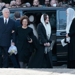 Alexander y Katherine de Serbia y Noor de Jordania y Raiyah de Jordania en el funeral de Constantino de Grecia