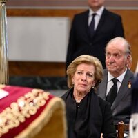 El Rey Juan Carlos y Ana María de Grecia, muy emocionada, en el funeral de Constantino de Grecia