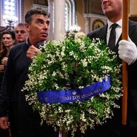 La corona de flores de Ana María de Grecia a Constantino de Grecia en su funeral