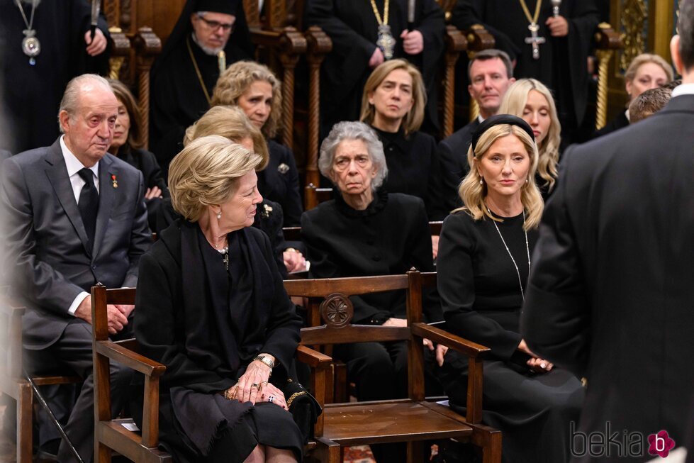 Ana María y Marie Chantal de Grecia, el Rey Juan Carlos, Irene de Grecia, las Infantas Elena y Cristina y Joaquín de Dinamarca en el funeral de Constantino