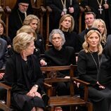 Ana María y Marie Chantal de Grecia, el Rey Juan Carlos, Irene de Grecia, las Infantas Elena y Cristina y Joaquín de Dinamarca en el funeral de Constantino