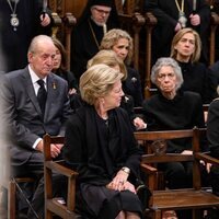 Ana María y Marie Chantal de Grecia, el Rey Juan Carlos, Irene de Grecia, las Infantas Elena y Cristina y Joaquín de Dinamarca en el funeral de Constantino