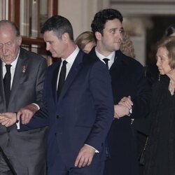 El Rey Juan Carlos y la Reina Sofía y Froilán cogidos del brazo en el almuerzo tras el funeral de Constantino de Grecia