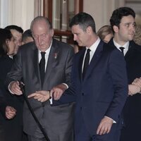 El Rey Juan Carlos y la Reina Sofía y Froilán cogidos del brazo en el almuerzo tras el funeral de Constantino de Grecia