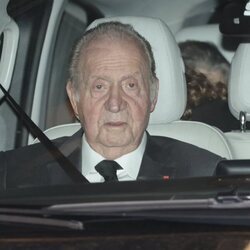 El Rey Juan Carlos se marcha de Atenas rumbo a Abu Dabi tras el funeral de Constantino de Grecia