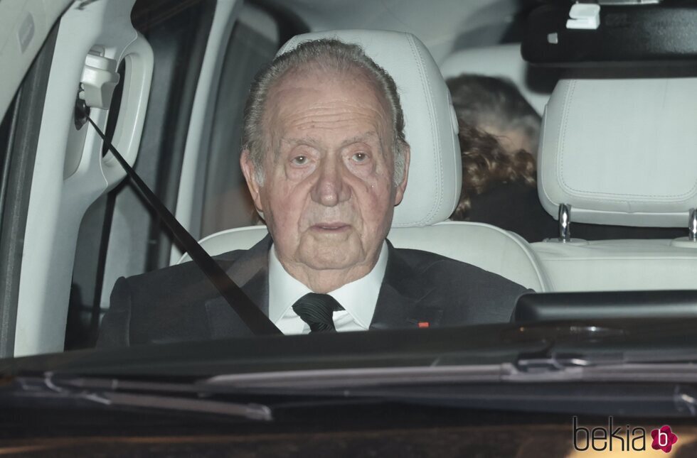 El Rey Juan Carlos se marcha de Atenas rumbo a Abu Dabi tras el funeral de Constantino de Grecia