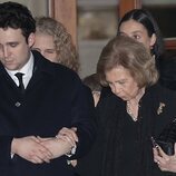 La Reina Sofía y Froilán cogidos del brazo a la salida del almuerzo tras el funeral de Constantino de Grecia