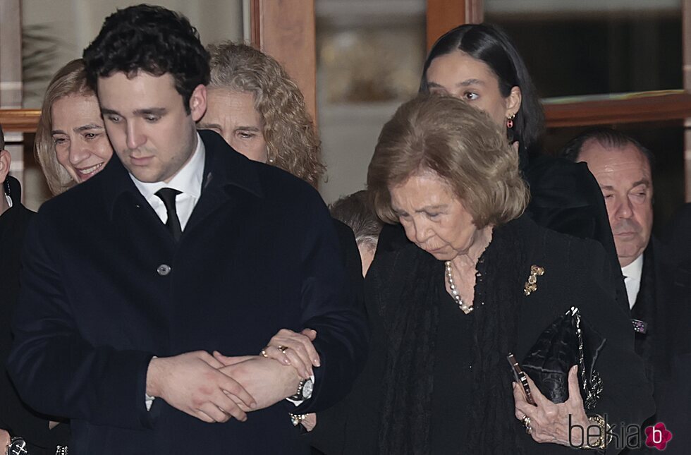 La Reina Sofía y Froilán cogidos del brazo a la salida del almuerzo tras el funeral de Constantino de Grecia