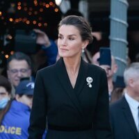 La Reina Letizia con un broche de perla de las joyas de pasar y abrigo-vestido negro en el funeral de Constantino de Grecia