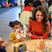 Kate Middleton divirtiéndose con unos niños en la Escuela Infantil Foxcubs