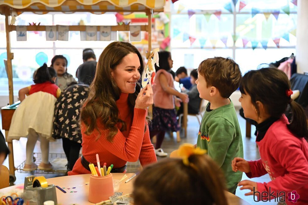 Kate Middleton jugando con un niño en la Escuela Infantil Foxcubs