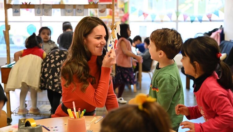 Kate Middleton jugando con un niño en la Escuela Infantil Foxcubs