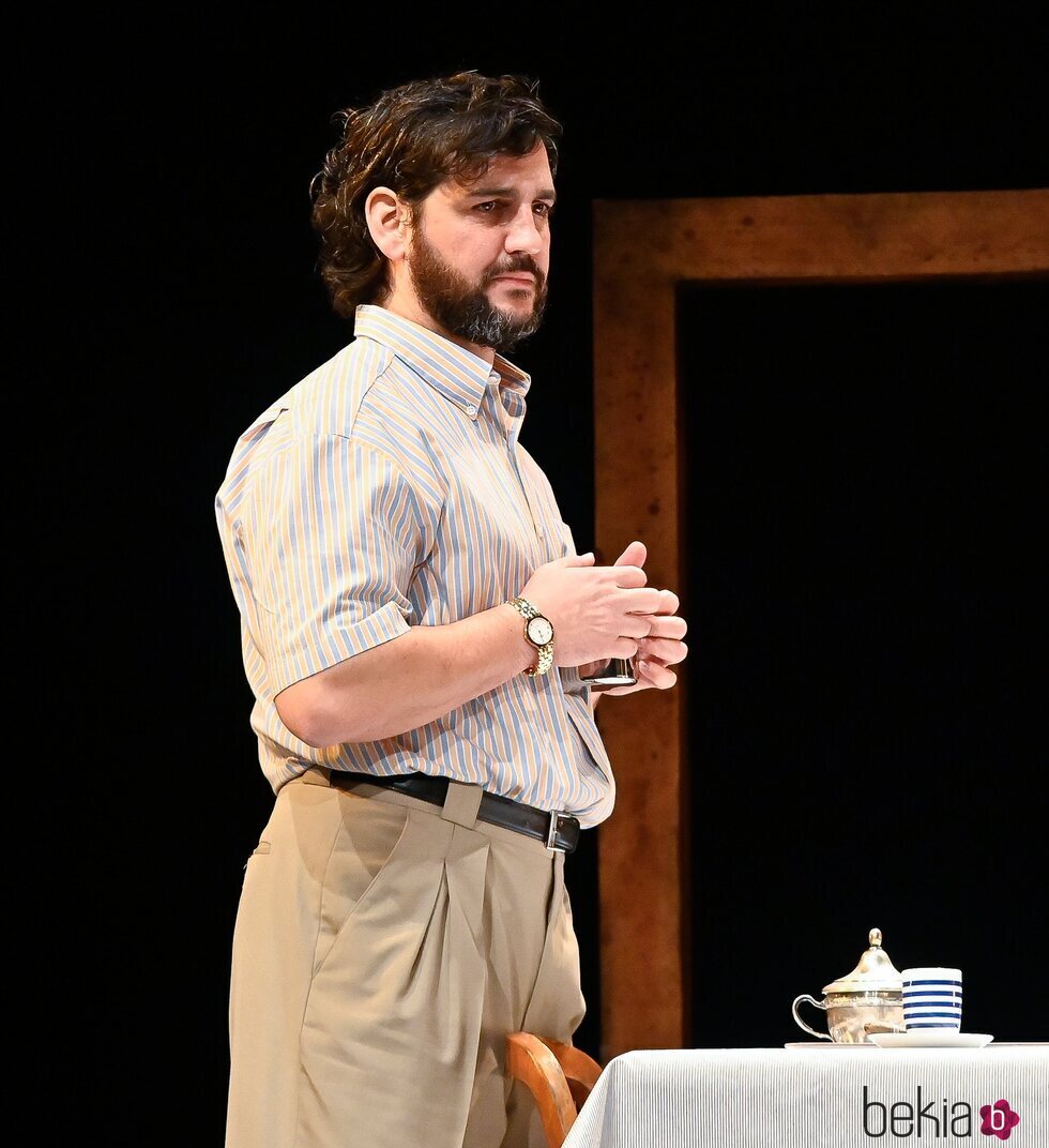 Fran Perea en el escenario durante la obra de teatro en la que trabaja