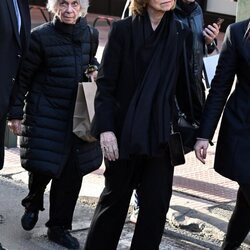 La Reina Sofía junto a su hermana, Irene de Grecia, saliendo de un restaurante en Atenas