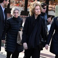 La Reina Sofía junto a su hermana, Irene de Grecia, saliendo de un restaurante en Atenas