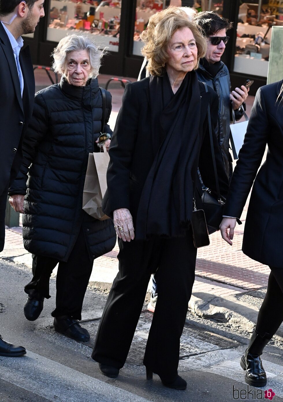 La Reina Sofía junto a su hermana, Irene de Grecia, saliendo de un restaurante en Atenas