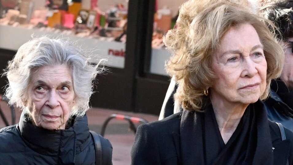 La Reina Sofía junto a su hermana, Irene de Grecia, saliendo de un restaurante en Atenas