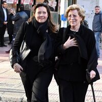 La Reina Ana María de Grecia y su hija, Alexia, vestidas de luto, saliendo de un restaurante en Atenas