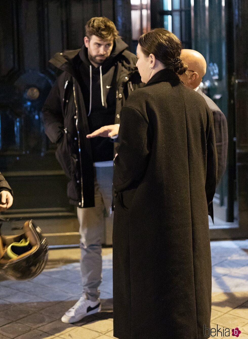 Gerard Piqué, muy sombrío durante una salida con amigos en París