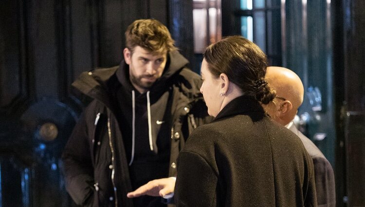 Gerard Piqué, muy sombrío durante una salida con amigos en París