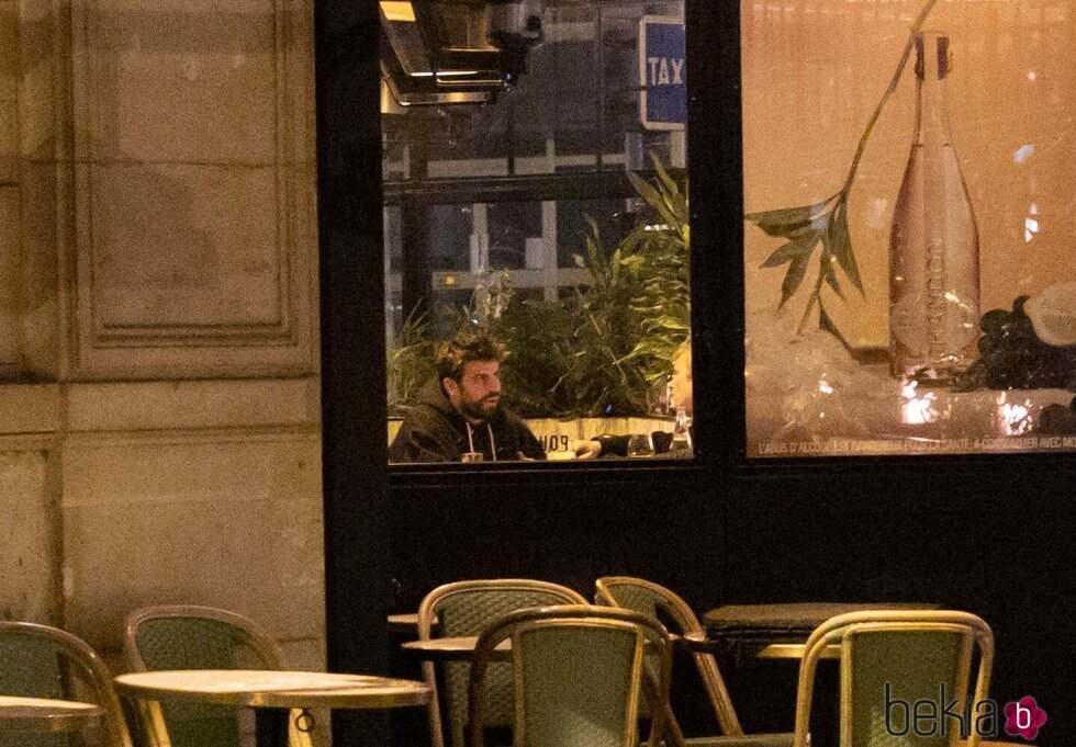 Gerard Piqué en un restaurante durante una salida con amigos en París