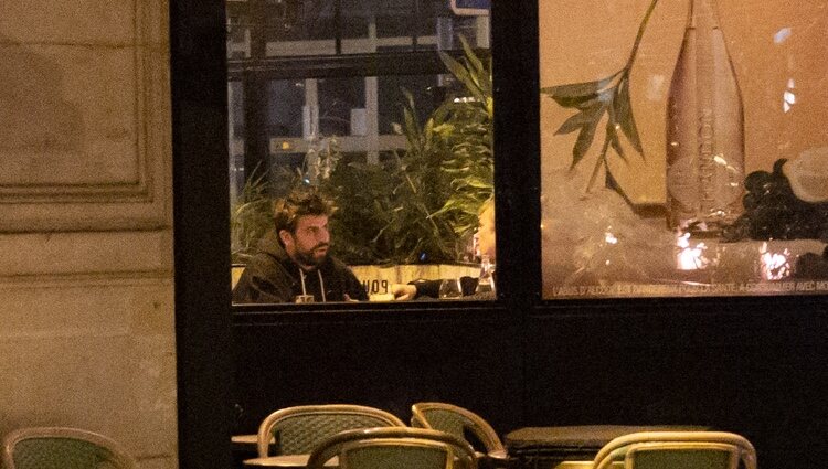 Gerard Piqué en un restaurante durante una salida con amigos en París