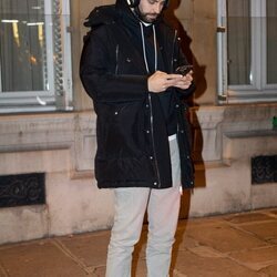 Gerard Pique con un casco de motorista tras salir de una cena con amigos en París