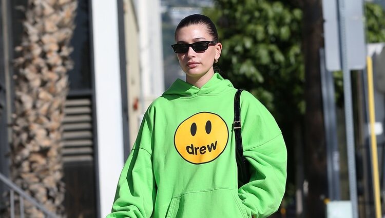 Hailey Bieber pasea muy seria por Los Ángeles