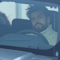 Gerard Piqué dentro de su coche para recoger a sus hijos