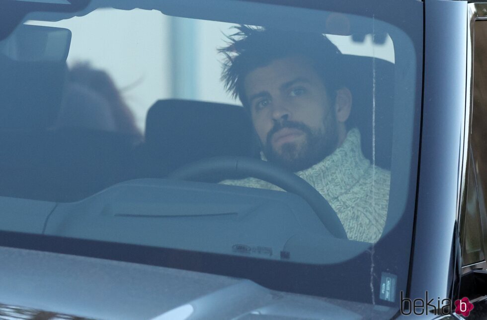 Gerard Piqué dentro de su coche para recoger a sus hijos