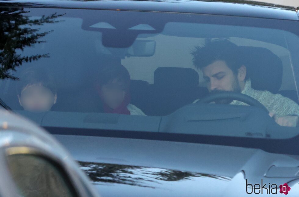 Gerard Piqué junto a sus hijos Milan y Sasha en su coche