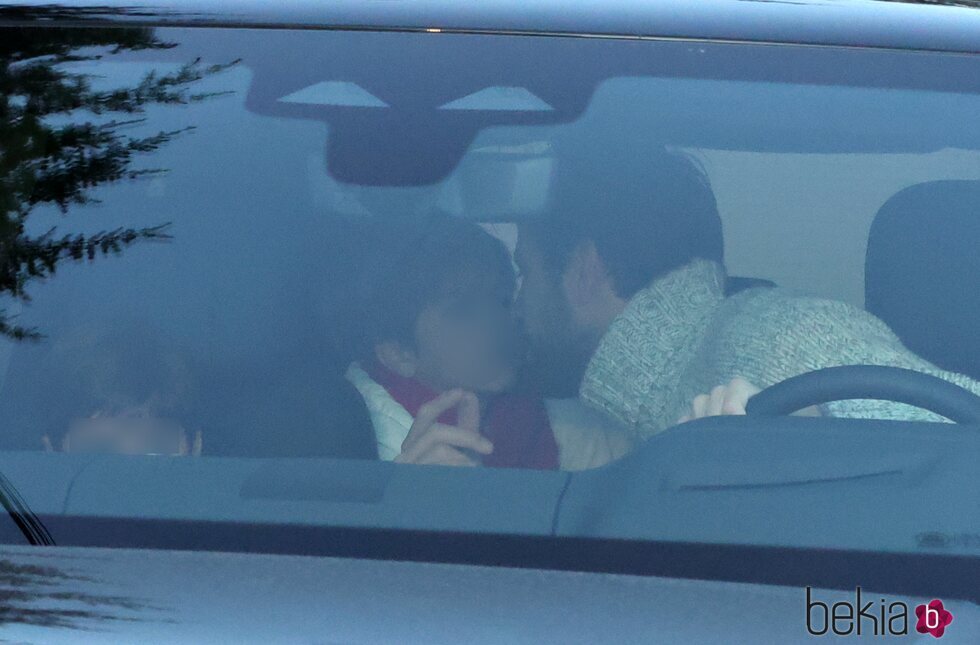 Gerard Piqué, muy cariñoso con su hijo Sasha en el coche