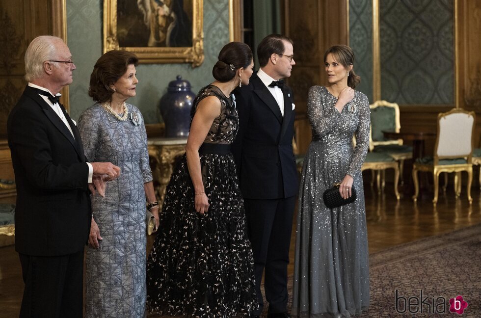 Victoria y Daniel de Suecia hablando con Sofia de Suecia en la cena de gala por el comienzo del año del Jubileo del Rey de Suecia