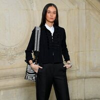 Victoria Federica posando a su llegada al desfile de Dior 2023 en París