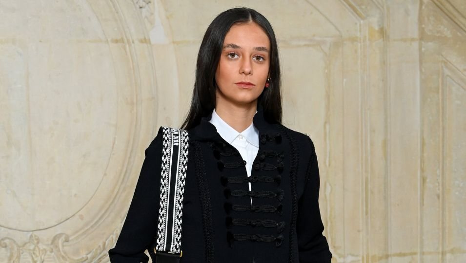 Victoria Federica posando a su llegada al desfile de Dior 2023 en París