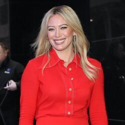 Hilary Duff acude a un evento de lo más elegante