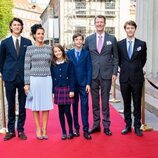 Joaquín y Marie de Dinamarca y sus hijos Nikolai, Felix, Henrik y Athena en el 50 aniversario de reinado de Margarita de Dinamarca