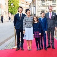 Joaquín y Marie de Dinamarca y sus hijos Nikolai, Felix, Henrik y Athena en el 50 aniversario de reinado de Margarita de Dinamarca