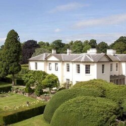 Fachada y patio de Chyknell Hall, el palacete inglés de Corinna Larsen en Inglaterra