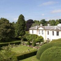 Fachada y patio de Chyknell Hall, el palacete inglés de Corinna Larsen en Inglaterra