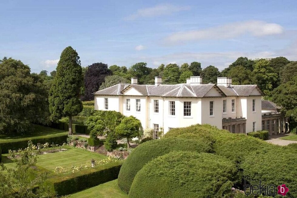 Fachada y patio de Chyknell Hall, el palacete inglés de Corinna Larsen en Inglaterra