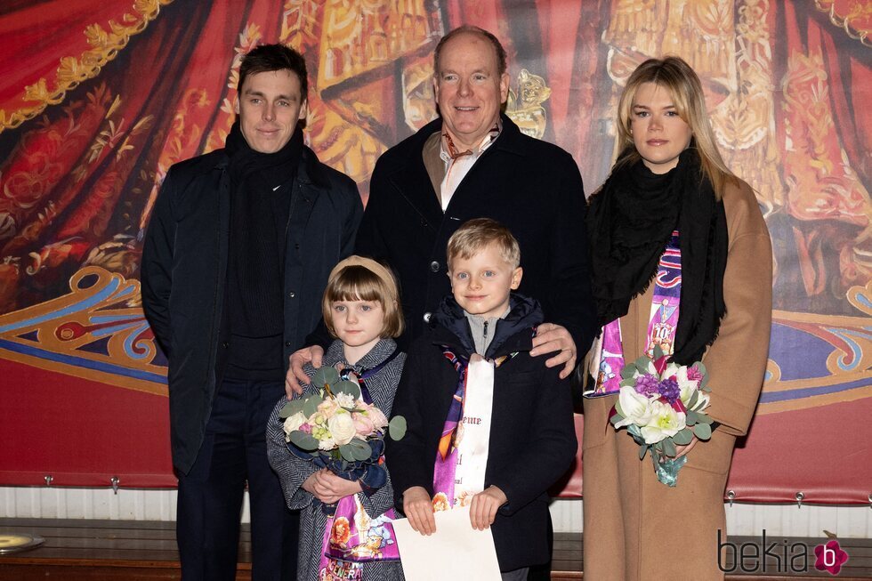 Alberto de Mónaco y sus hijos Jacques y Gabriella de Mónaco y sus sobrinos Louis Ducruet y Camille Gottlieb en el Festival de Circo de Monte-Carlo 2023