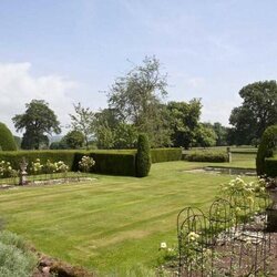 Jardín lateral de Chyknell Hall, el palacete inglés de Corinna Larsen en Inglaterra