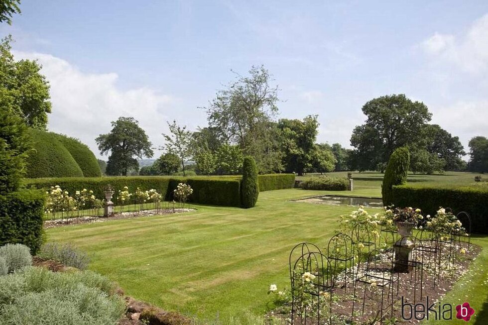 Jardín lateral de Chyknell Hall, el palacete inglés de Corinna Larsen en Inglaterra