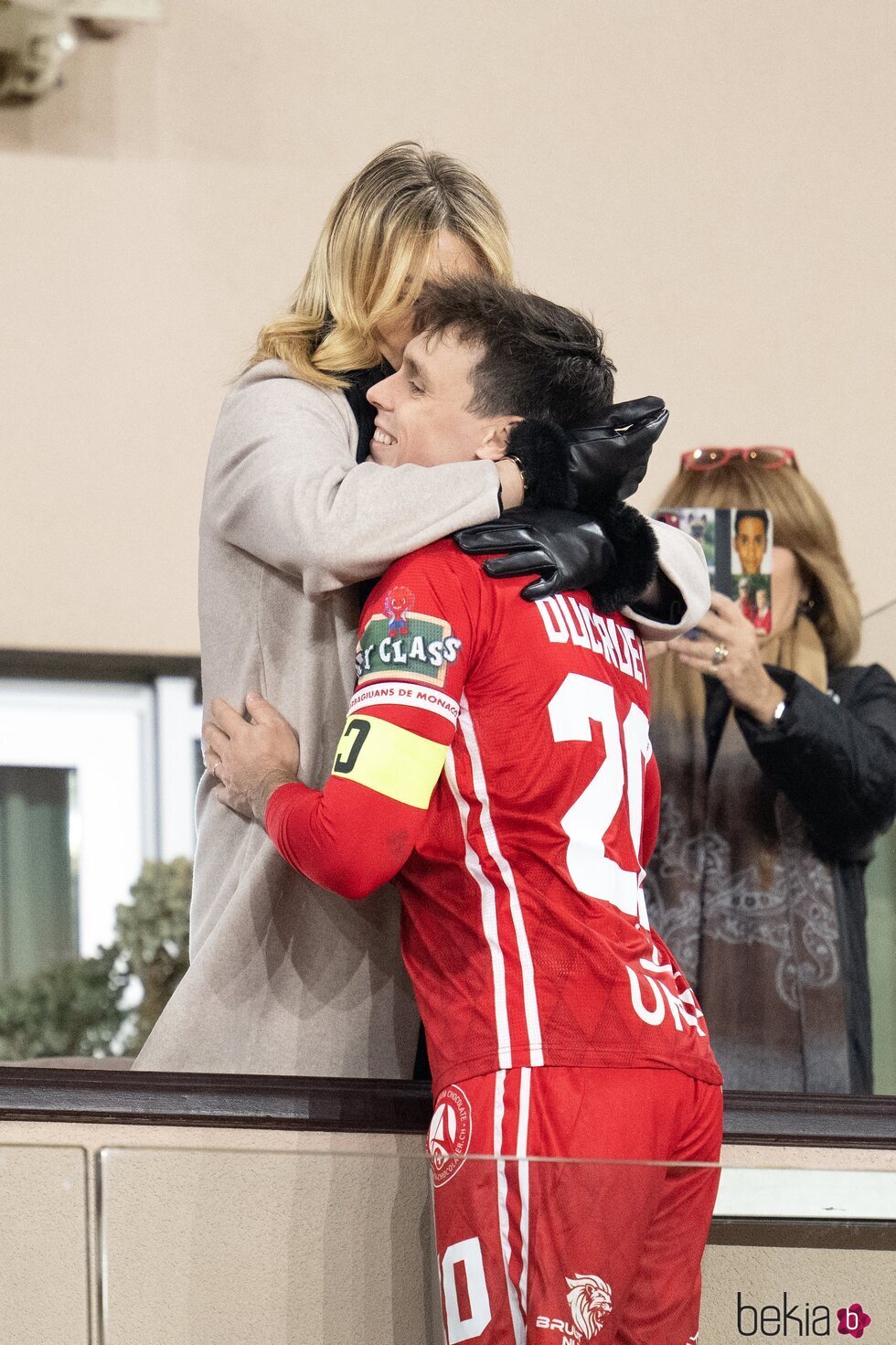 Camille Gottlieb abraza a Louis Ducruet en el Fight Aids Cup match