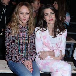 Vanessa Paradis y Carlota Casiraghi en el desfile de Alta Costura primavera/verano 2023 de Chanel en la Paris Fashion Week 2023.