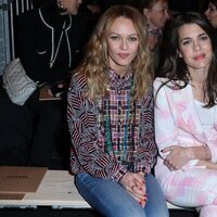 Vanessa Paradis y Carlota Casiraghi en el desfile de Alta Costura primavera/verano 2023 de Chanel en la Paris Fashion Week 2023.