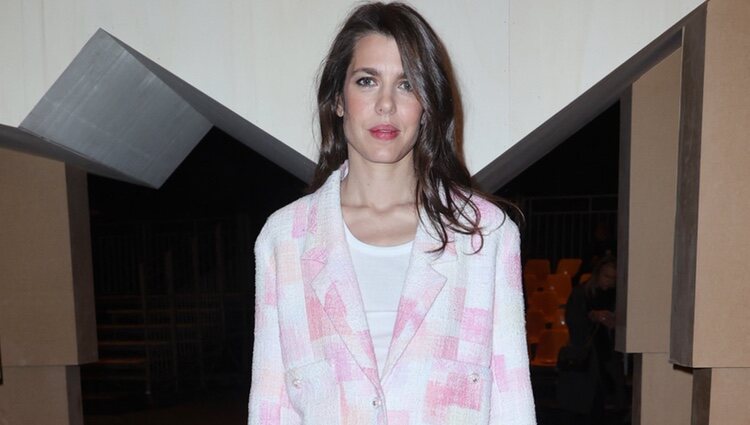 Carlota Casiraghi posa en el desfile de Alta Costura de Chanel en la Paris Fashion Week 2023